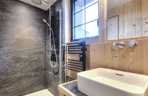 Saint-Nicolas-de-Veroce Apartment | 10-person apartment in the ground floor of a farmhouse with garden at the foot of Mont Blanc