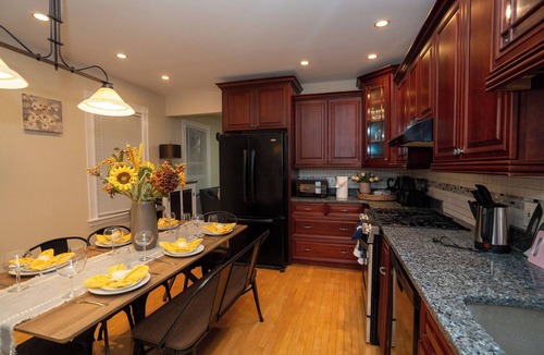 Milton Apartment | 10-Spacious 5BR apt with gym, games room in the attic