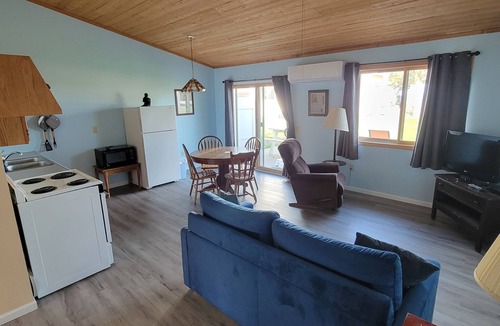 Oscoda Resort | #10 Thomas' Parkside Cottages, 1 BR Lake Huron walk out, downtown Oscoda