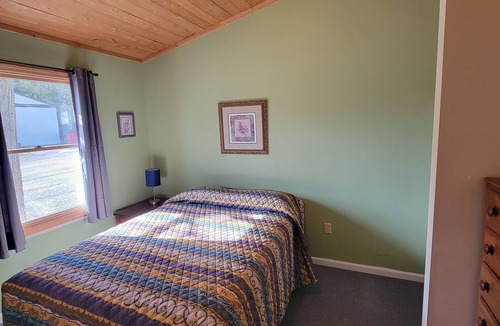 Oscoda Resort | #10 Thomas' Parkside Cottages, 1 BR Lake Huron walk out, downtown Oscoda