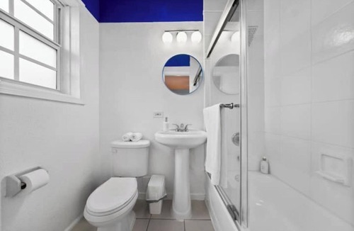 North Beach Hotel | #10 Unit in Mid-century Art-Déco Building KingBed EnSuiteBath Steps>Beach PetsOK