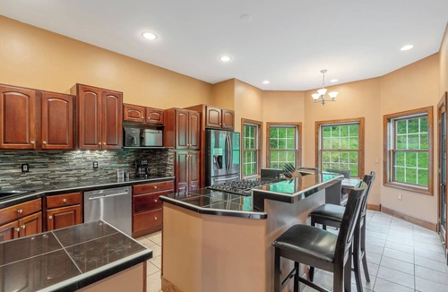 Town of Hastings House | 100-Acre Retreat - Hot Tub- 20 minutes to Syracuse & 10 minutes to Oneida Lake