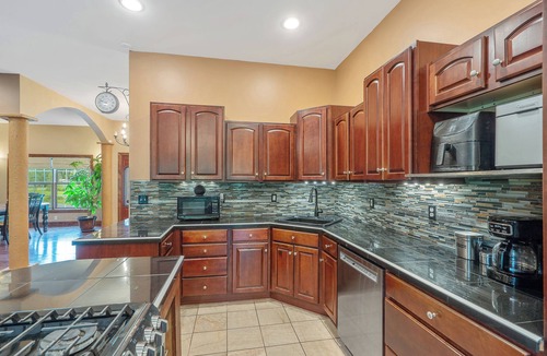 Town of Hastings House | 100-Acre Retreat - Hot Tub- 20 minutes to Syracuse & 10 minutes to Oneida Lake