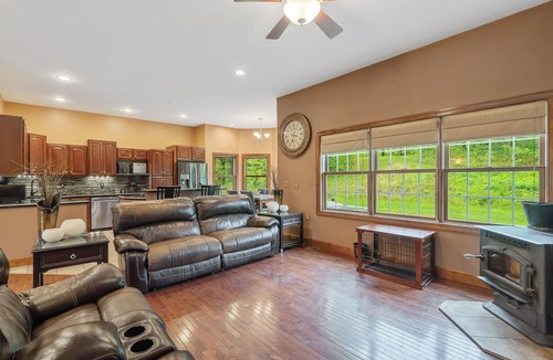 Town of Hastings House | 100-Acre Retreat - Hot Tub- 20 minutes to Syracuse & 10 minutes to Oneida Lake