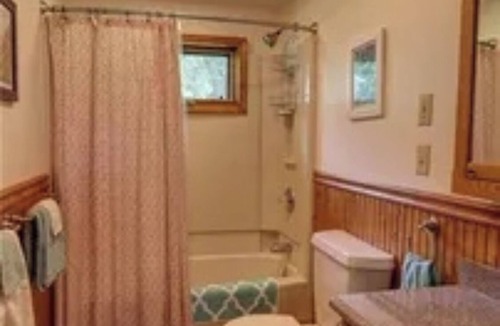 Town of Ledyard House | 100' Cayuga Lakefront Cottage Private Dock & Boat Lift Sleeps 8