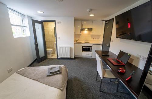 Selly Oak House | 100 Dale road Studios in Guest house