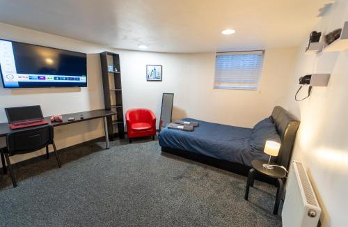 Selly Oak House | 100 Dale road Studios in Guest house