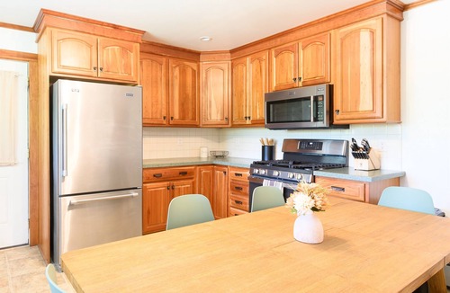Jay House | 100 Private Acres + Mountain Views | Dog Friendly Retreat