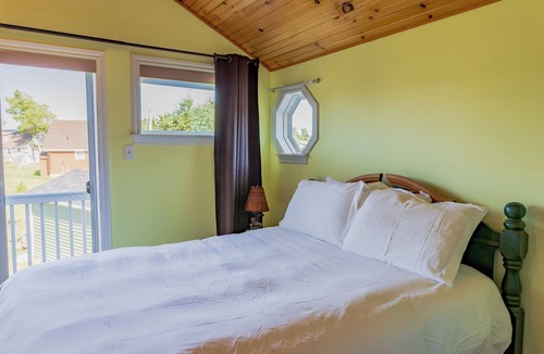 Chelton House | 100 steps out front to your red sandy beach!