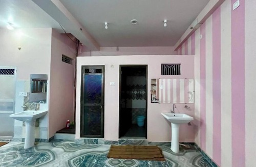 Varanasi Apartment | 100m from Ganges River & Dasashwamedh Ghat, 1-bedroom in Varanasi with AC, WiFi
