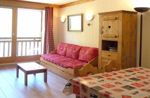 Les Bruyeres Apartment | 100m from shops, 5th floor, balcony, tv, ski locker, 40m², Les Menuires