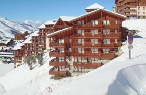 Les Bruyeres Apartment | 100m from shops, Ground floor, view mountain, balcony, tv, ski locker, 30m², Les Menuires