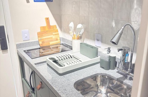 Se Apartment | 105NV Studio Liberdade SP 300 Metros Estação Metro Japão, acomoda 02 pessoas