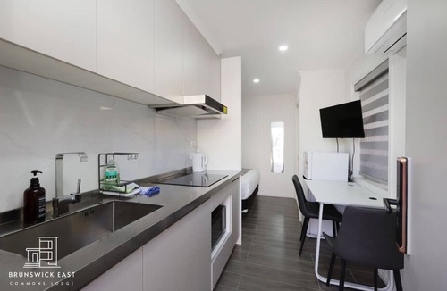 Brunswick East House | 107 Entire Guesthouse: Queen BR w/Fast WiFi - 18 mins tram to CBD