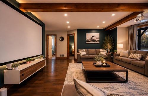 The Blue Mountains Ski Chalet | 10BR Chalet with Swim Spa Sauna Cinema and Firepit