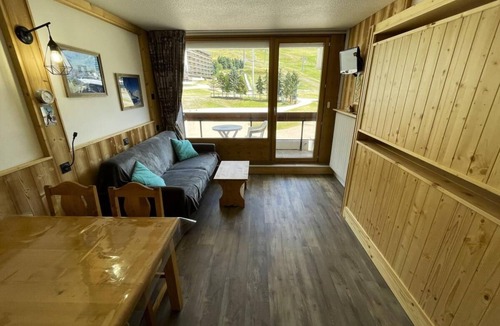 Les Menuires Apartment | 10m from resort center, 1st floor, balcony, tv, 24m², Les Menuires