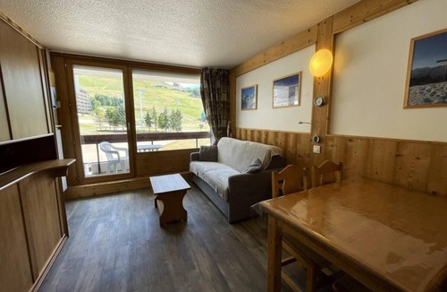 Les Menuires Apartment | 10m from resort center, 1st floor, balcony, tv, 24m², Les Menuires