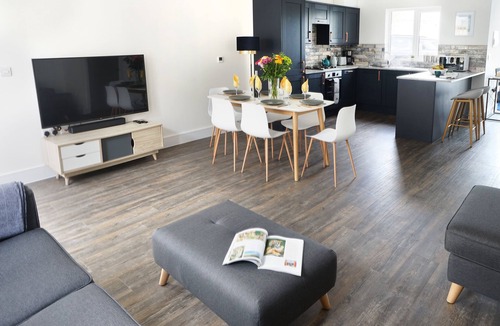 Sandown House | 11 Breakwater-Dog Friendly-Sandown Beach-Sleeps 6