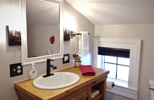 Snowflake Hotel | #11 Rustic Room in Historic Inn, Red Roost