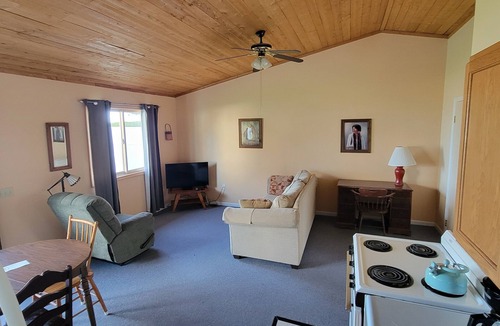 Oscoda Resort | #11 Thomas' Parkside Cottages, 1BR Beachfront w/Huron views, Downtown location