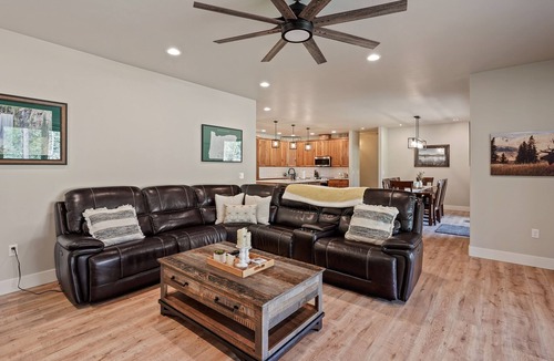 Oregon Water Wonderland House | 110 Crane - Spectacular River Front + Access, Hot Tub, Ping Pong, South of Sunriver Resort