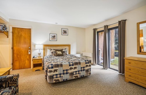 West Bridgewater Hotel | 110 Deluxe Studio Queen on the 1st floor w/outdoor heated pool