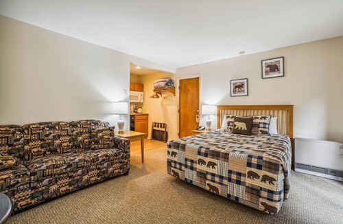 West Bridgewater Hotel | 110 Deluxe Studio Queen on the 1st floor w/outdoor heated pool