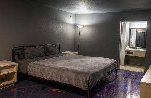 Jackson Apartment | 112 Gated 2 Queen Beds Hotel Room
