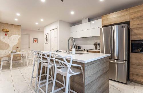 Cote-Des-Neiges—Notre-Dame-De-Grace Apartment | 119 - Vibrant Chic Designer 2BR with Gym,Parking,Airport&DT