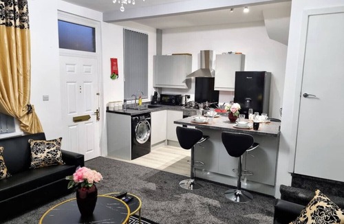 Leeds Villa | *11BR* Setup for your most amazing relaxed stay + Free Parking + Free Fast WiFi