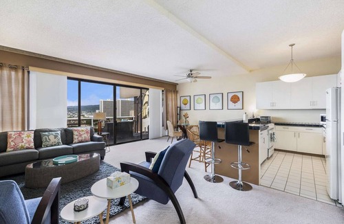 Downtown Honolulu Condo | 11th Fl Executive Centre | Parking | Pool | Patio