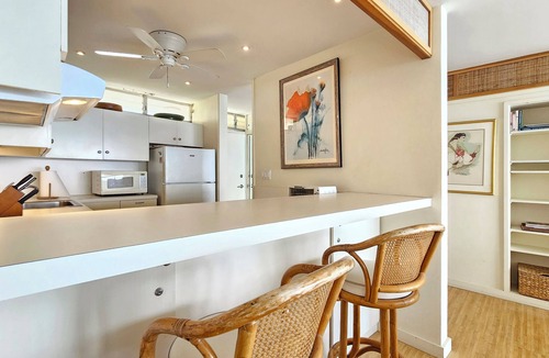 Diamond Head - Kapahulu - St. Louis Condo | 11th Floor King Bed Beachfront Condo at Sans Souci