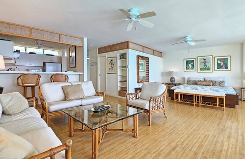 Diamond Head - Kapahulu - St. Louis Condo | 11th Floor King Bed Beachfront Condo at Sans Souci