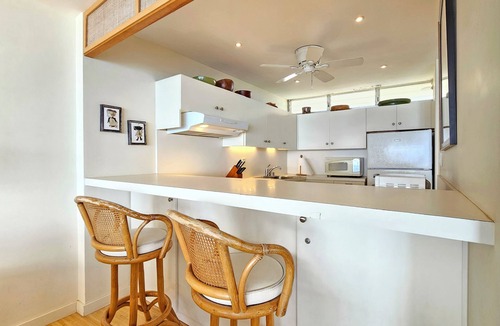 Diamond Head - Kapahulu - St. Louis Condo | 11th Floor King Bed Beachfront Condo at Sans Souci