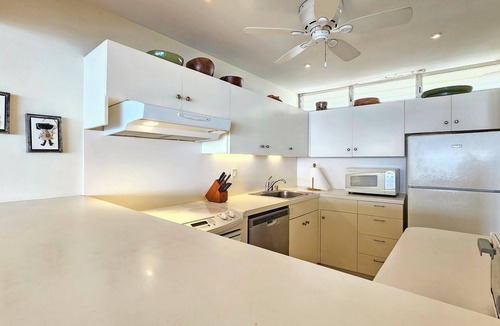 Diamond Head - Kapahulu - St. Louis Condo | 11th Floor King Bed Beachfront Condo at Sans Souci