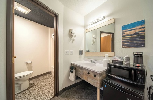 Pinnacles Entrance Badlands Hotel | 12-Hansen Inn & Cabins, Room, Single King, Second Floor, No Pets, No Smoking