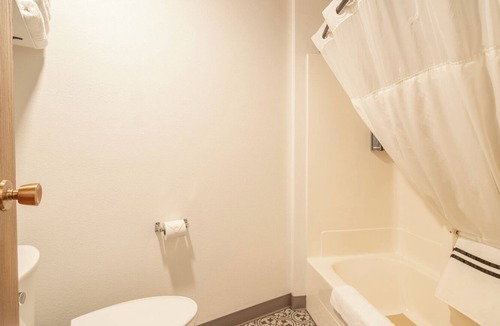 Pinnacles Entrance Badlands Hotel | 12-Hansen Inn & Cabins, Room, Single King, Second Floor, No Pets, No Smoking