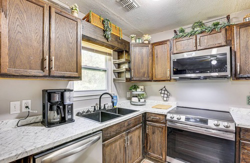 Pooler Cottage | 12 Mi to Dtwn Savannah: Remodeled Family Getaway!