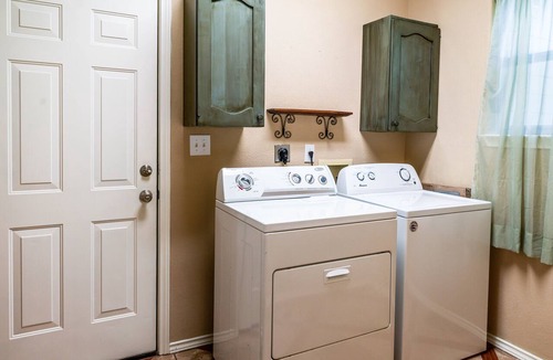 New Braunfels House | 12 minutes to Schlitterbahn New Braunfels, Tubing the Guadalupe River & Downtown