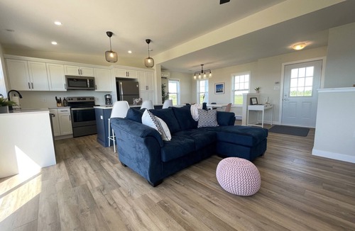 Anglo Rustico Cottage | 12% off July dates- Only a 5 Minute Walk From Beautiful North Shore Beach