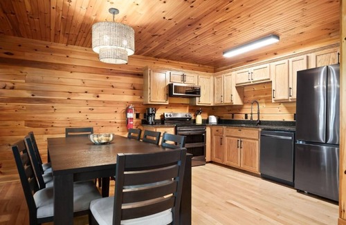 Allons Cabin | 12 Person Rustling Pine Lodge 15 - 2 Floors, 3 Bedrooms, Full kitchen