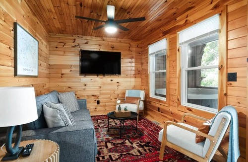 Allons Cabin | 12 Person Rustling Pine Lodge 15 - 2 Floors, 3 Bedrooms, Full kitchen