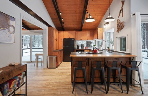 Sunriver House | 12 Quartz Mtn - Updated and Classy! Pickleball, SHARC, Fireplace, Backs to Sunriver Forest