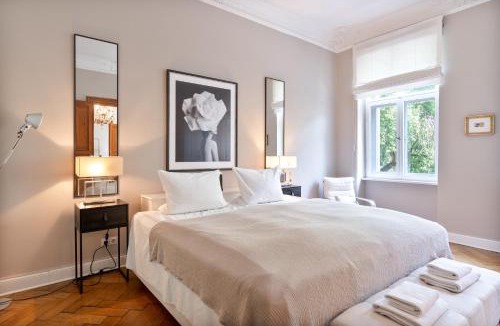 West Berlin Centre Apartment | 120 sqm Historic Design Apartment Savignyplatz near Ku'damm