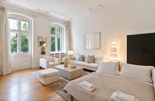 West Berlin Centre Apartment | 120 sqm Historic Design Apartment Savignyplatz near Ku'damm