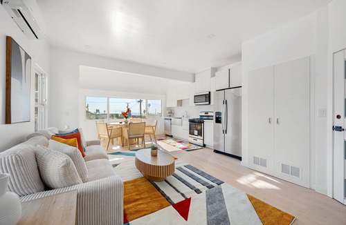 Santa Monica Canyon Apartment | 121 Pacific Coast Suites