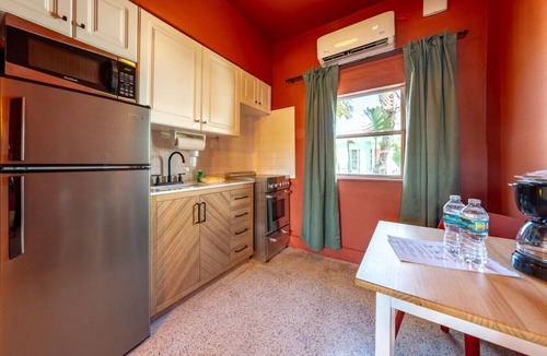 Bay Esplanade Apartment | 122 · Self Check-in Free Parking Kitchen Pool