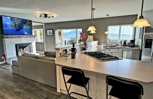 Happy Camp Hideaway House | 125' Beachfront Bliss, Private Beach Access, Firepits, crabbing, clamming - wow!