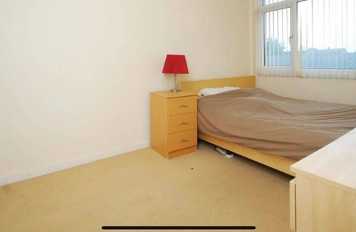 Peninsula House | 12min walk to the O2 and North Greenwich station. 4 bed townhouse with garden