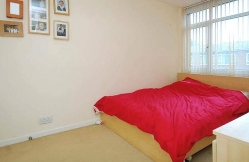 Peninsula House | 12min walk to the O2 and North Greenwich station. 4 bed townhouse with garden